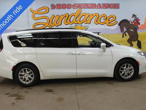 Used 2022 Chrysler Pacifica Touring-L FWD image 1