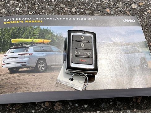 Used 2023 Jeep Grand Cherokee L Limited w/ Luxury Tech Group II AWD/4WD image 10