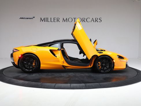 Used 2024 McLaren Artura RWD image 21