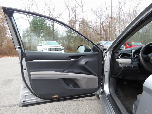 Used 2019 Toyota Camry LE image 10