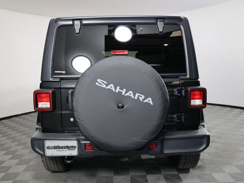 Used 2019 Jeep Wrangler Unlimited Sahara AWD/4WD image 3