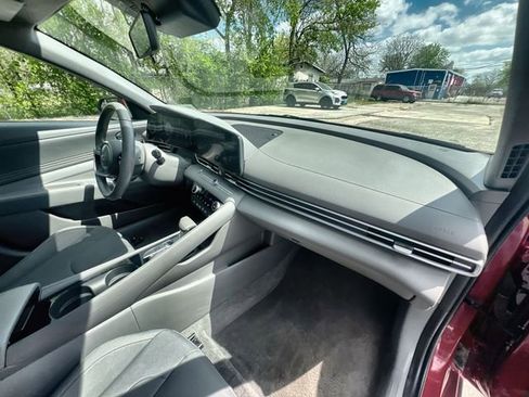 Used 2025 Hyundai Elantra SEL image 28