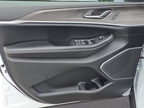 New 2025 Jeep Grand Cherokee Limited w/ Luxury Tech Group II image 23