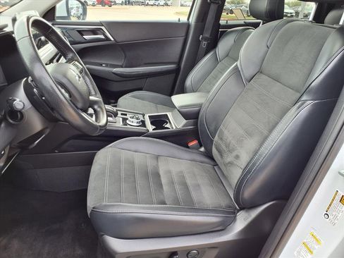 Used 2024 Mitsubishi Outlander SE image 25