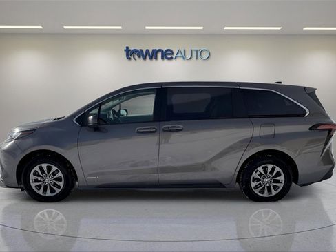 Used 2021 Toyota Sienna LE image 2