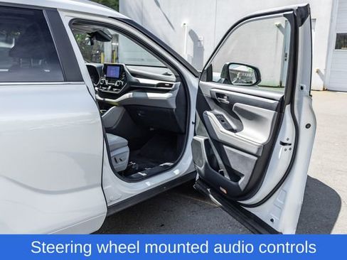 Used 2023 Toyota Highlander XLE AWD/4WD image 17