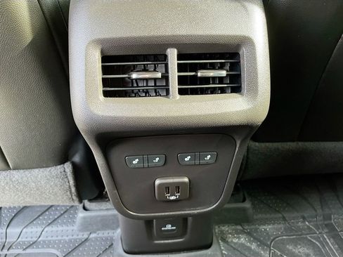 Used 2024 Chevrolet Equinox Premier image 27