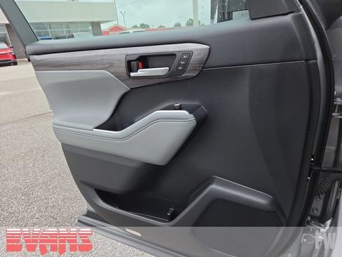 Used 2021 Toyota Highlander Limited AWD/4WD image 20