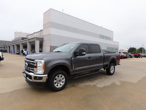 Used 2023 Ford F250 XLT image 2