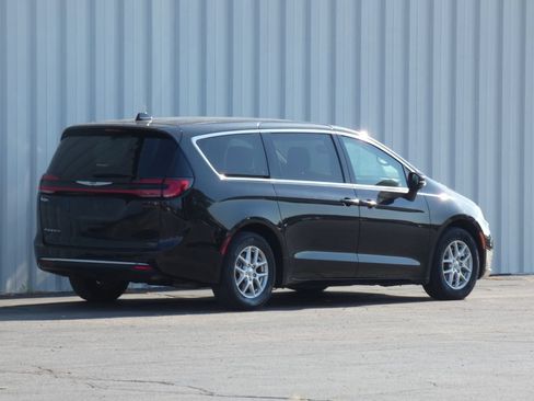 Used 2023 Chrysler Pacifica Touring-L FWD image 3