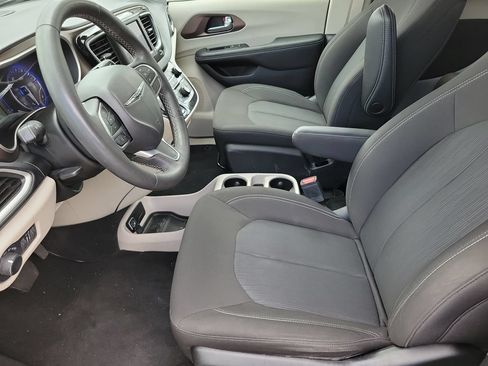 Used 2023 Chrysler Voyager LX FWD image 9