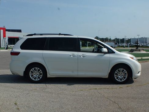 Used 2017 Toyota Sienna XLE Premium FWD image 22
