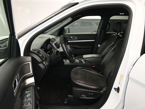 Used 2018 Ford Explorer XLT w/ Equipment Group 202A FWD image 13
