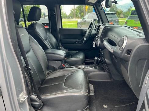 Used 2015 Jeep Wrangler Unlimited Rubicon w/ Dual Top Group AWD/4WD image 15