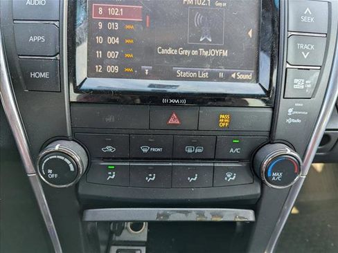 Used 2016 Toyota Camry SE image 19