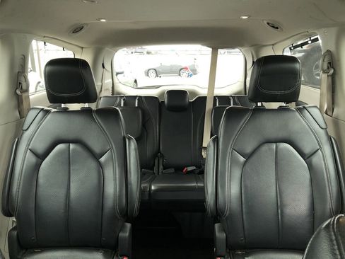 Used 2022 Chrysler Pacifica Touring-L image 13