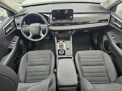 Used 2024 Mitsubishi Outlander SE image 11