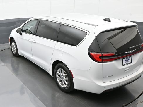 Used 2023 Chrysler Pacifica Touring image 26