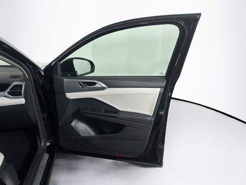 Used 2025 Volkswagen Taos SE image 33