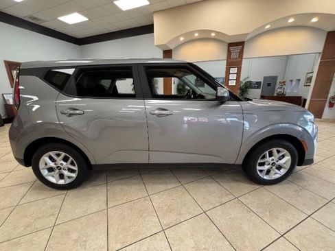 Used 2025 Kia Soul LX w/ LX Technology Package FWD image 7