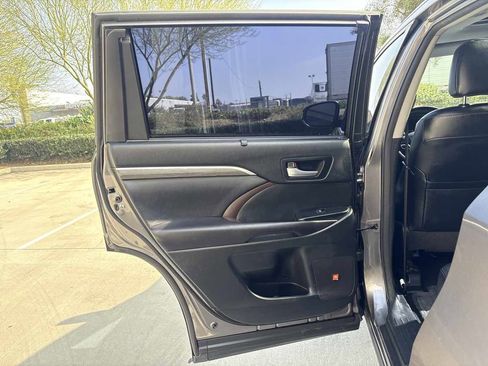 Used 2017 Toyota Highlander Limited w/ Carpet Mat Package image 11
