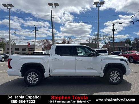 Used 2022 Toyota Tundra SR5 w/ SR5 Premium Package AWD/4WD image 8