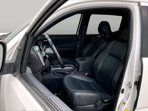 Used 2018 Toyota Tacoma TRD Off-Road AWD/4WD image 7
