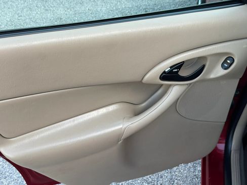 Used 2003 Ford Focus SE FWD image 16