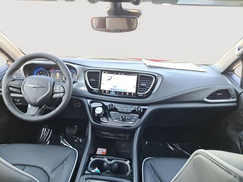 New 2026 Chrysler Pacifica Limited w/ Uconnect Theater Family Group image 19