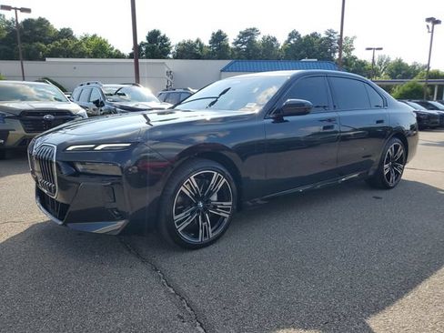 Used 2023 BMW 740i w/ Parking Assistance Package RWD image 3