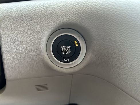 Used 2017 Chrysler Pacifica Touring-L Plus FWD image 18