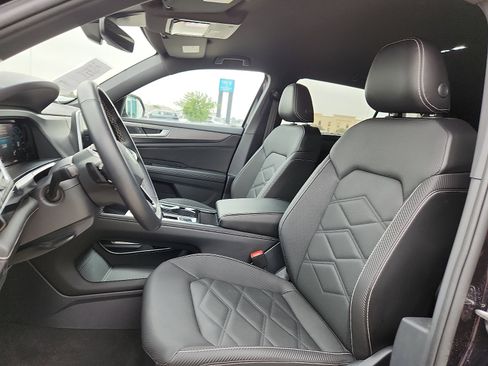 Used 2025 Volkswagen Atlas Cross Sport SE FWD image 13