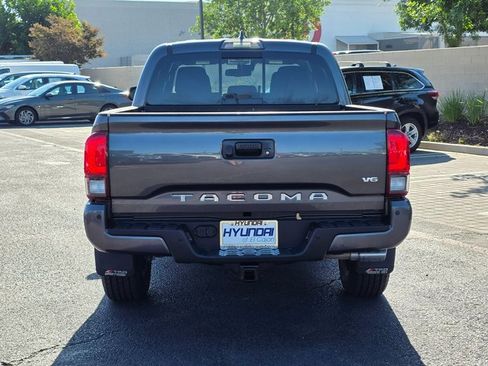 Used 2019 Toyota Tacoma TRD Sport image 6