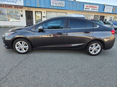Used 2017 Chevrolet Cruze LT FWD image 10