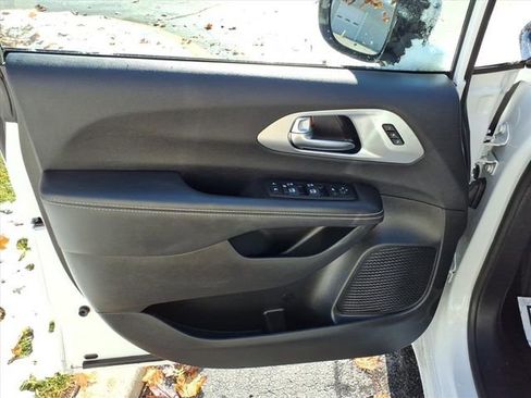 Used 2025 Chrysler Pacifica Limited image 7