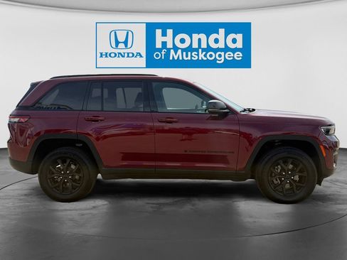 Used 2025 Jeep Grand Cherokee Altitude AWD/4WD image 4