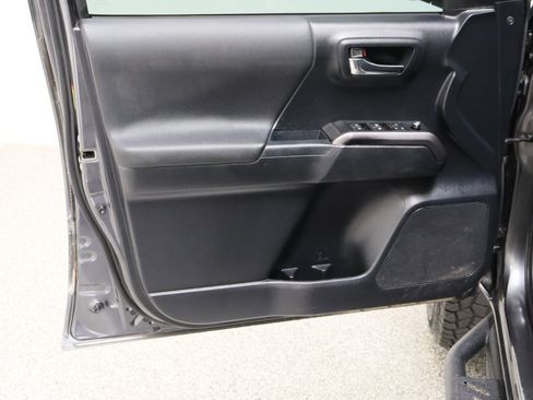 Used 2018 Toyota Tacoma TRD Sport w/ Technology Package RWD image 12