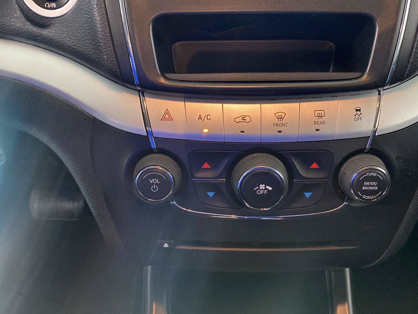 Used 2018 Dodge Journey SE w/ Connectivity Group FWD image 15