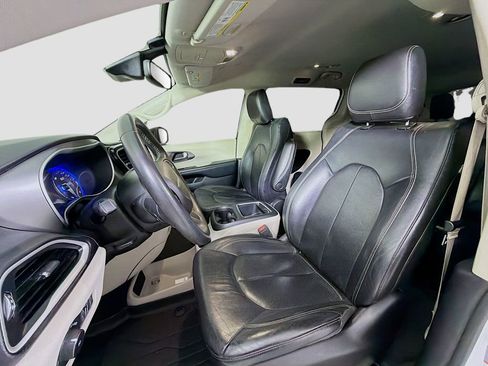 Used 2022 Chrysler Pacifica Touring-L FWD image 13