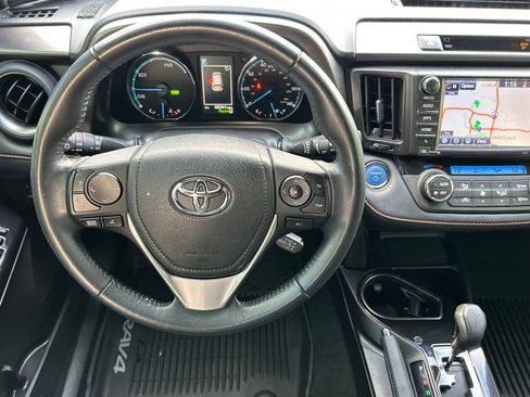 Used 2017 Toyota RAV4 SE image 14