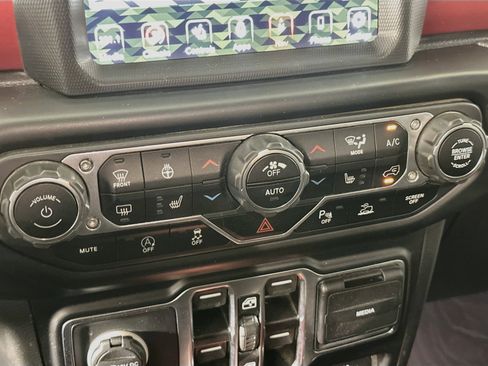 Used 2022 Jeep Gladiator Rubicon w/ Cold Weather Group AWD/4WD image 24