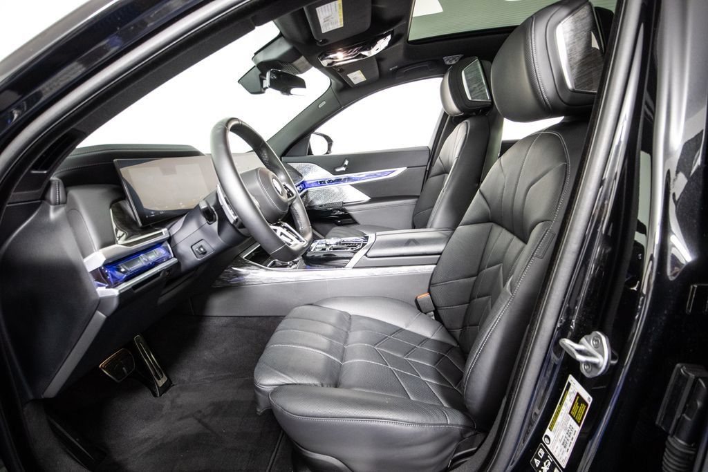 Used 2025 BMW 760i xDrive w/ Executive Package AWD/4WD image 9