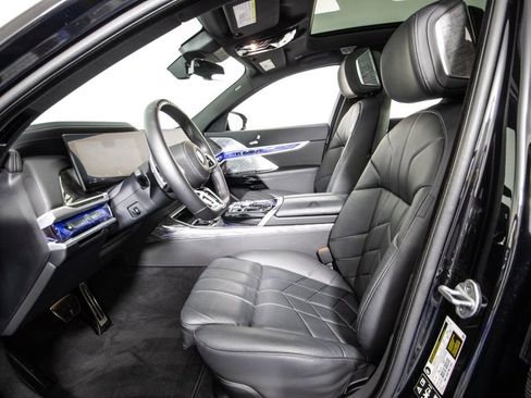 Used 2025 BMW 760i xDrive w/ Executive Package AWD/4WD image 9
