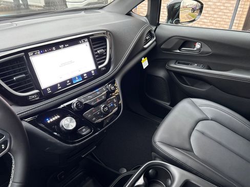 New 2026 Chrysler Pacifica Select image 18