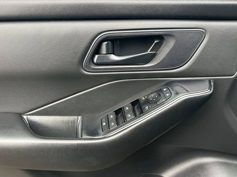 Used 2024 Nissan Rogue S image 11