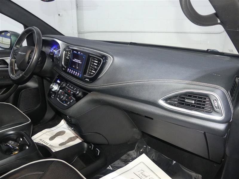 Used 2019 Chrysler Pacifica Limited w/ Advanced Safetytec Group FWD image 25