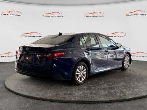 Used 2025 Toyota Camry SE FWD image 5