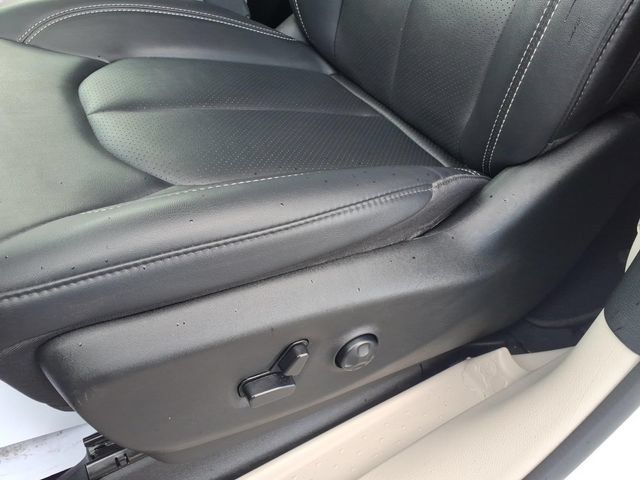 Used 2024 Chrysler Pacifica Touring-L FWD image 15