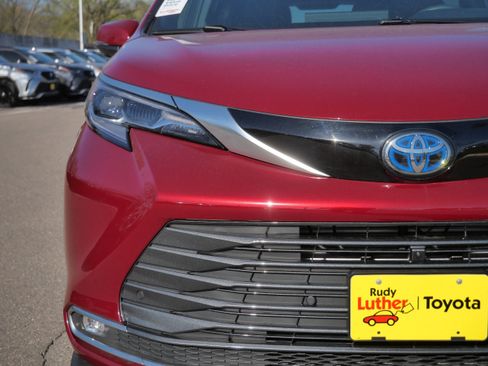 Used 2025 Toyota Sienna Platinum AWD/4WD image 16
