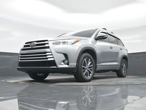 Used 2018 Toyota Highlander XLE FWD image 25